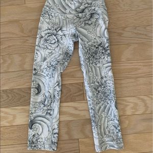 Lululemon White and Gray Print Leggings Size 2